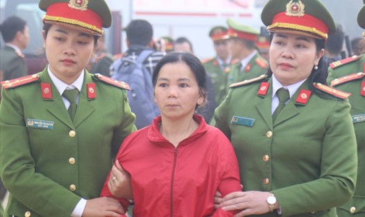 Bị cáo Bùi Thị Kim Thu (áo đỏ) tại phiên tòa sơ thẩm.