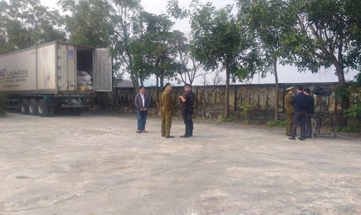 Hình ảnh lực lượng QLTT Hà Tĩnh phối hợp bắt giữ xe tải chở hơn 11 tấn nội tạng không có nguồn gốc xuất xứ ngày 9.12 vừa qua.
