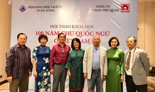 Giáo sư Nguyễn Đăng Hưng (thứ 3 từ phải sang) và các thành viên Quỹ tôn vinh tiếng Việt và chữ Quốc ngữ. Ảnh: Hoàng Đức Bảo