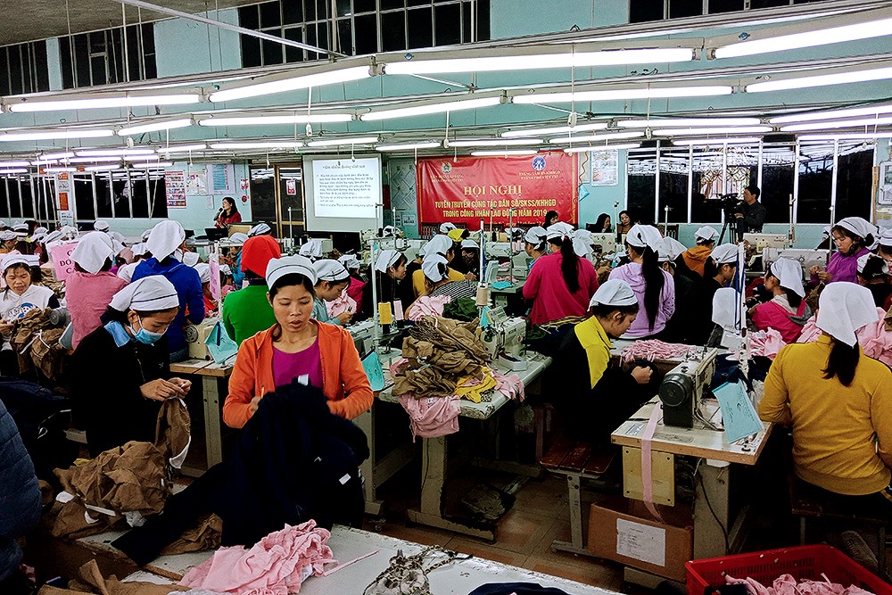 CN ngành may trong thời giờ làm việc.