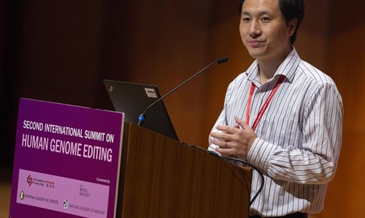 Ông He Jiankui phát biểu tại hội nghị quốc tế về gene ở Hong Kong hôm 28.11. 2018. Ảnh: EPA