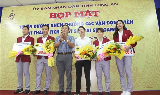 Tuyên dương các vận động viên tỉnh Long An đoạt huy chương tại SEA Games 30. Ảnh: K.Q
