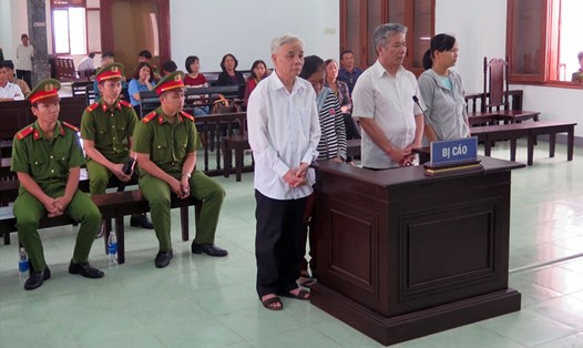 Nguyên Chánh án Tòa án Nhân dân tỉnh Phú Yên Lê Văn Phước (áo trắng, bên trái) trước vành móng ngựa. Ảnh: X.T