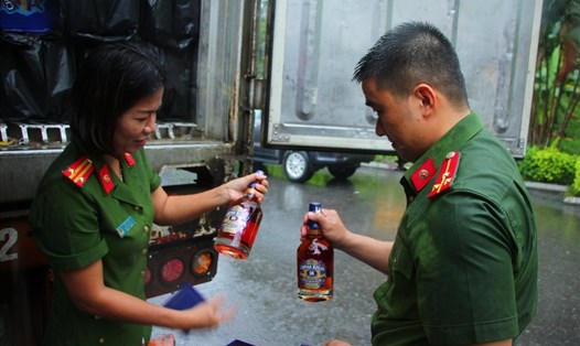 Hơn 4.500 chai rượu lậu bị chặn tại Đà Nẵng trên đường vào Nam tiêu thụ 
dịp Tết. Ảnh: P.V