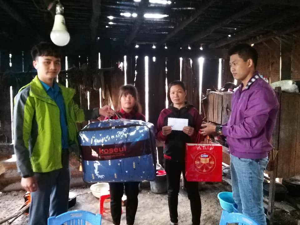 Công đoàn Công ty Luxshare – ICT Bắc Giang trao quà cho công nhân lao động có hoàn cảnh khó khăn.