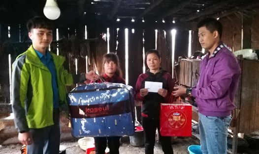 Công đoàn Công ty Luxshare – ICT Bắc Giang trao quà cho công nhân lao động có hoàn cảnh khó khăn.