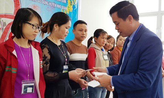 Đồng chí Dương Đức Khanh, Chủ tịch LĐLĐ tỉnh Ninh Bình tặng quà cho CNLĐ. Ảnh: NT