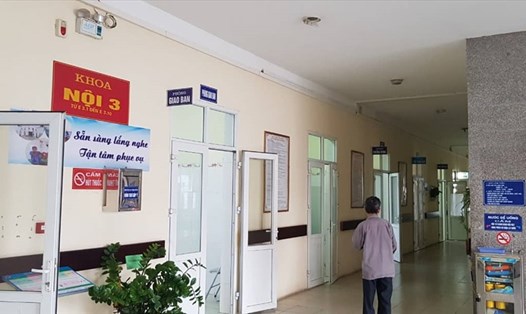 Những đồng nghiệp của nạn nhân bị đầu độc bằng trà sữa tại Bệnh viện Phổi Thái Bình vẫn chưa hết bàng hoàng về sự việc xảy ra. Ảnh: PV