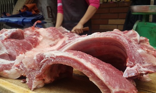 Giá sườn lợn đã giảm từ 10.000-20.000 đồng/kg. Ảnh: Kh.V