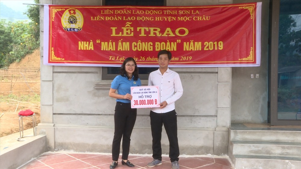 Ngôi nhà “Mái ấm Công đoàn” được trao cho đoàn viên Công đoàn. Ảnh:M.C