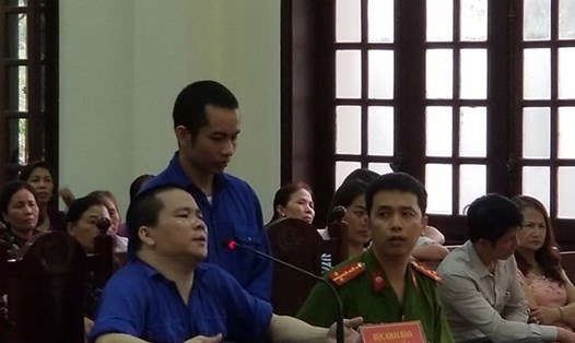 Bị cáo Thu (áo xanh, ngồi) cùng Tuấn (đứng) tại phiên tòa sơ thẩm.