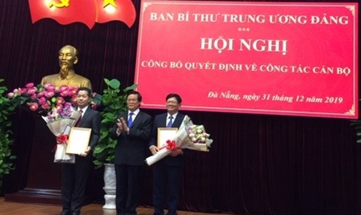 Ông Hà Ban trao quyết định cho ông Nguyễn Văn Quảng.