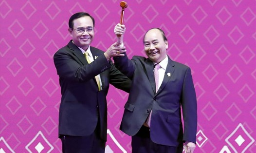 Thủ tướng Nguyễn Xuân Phúc nhận búa Chủ tịch ASEAN từ Thủ tướng Thái Lan Prayut Chan-o-cha hôm 4.11, tại Bangkok, Thái Lan trong lễ chuyển giao vai trò Chủ tịch ASEAN từ Thái Lan sang Việt Nam. Ảnh: asean2019.go.th.
