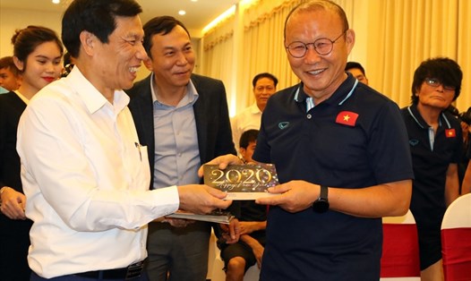 Bộ trưởng Nguyễn Ngọc Thiện lì xì cho ông Park. Ảnh: VFF
