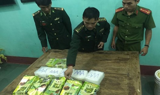 Lực lượng chức năng xem xét, phân loại số ma túy dạt vào bờ biển tỉnh Quảng Trị đã thu giữ được. Ảnh: BP Quảng Trị