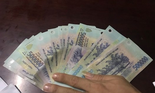 Số tiền gần 6 triệu đồng mà đối tượng Nguyễn Thị Giáp trộm được . Ảnh: CA cung cấp.
