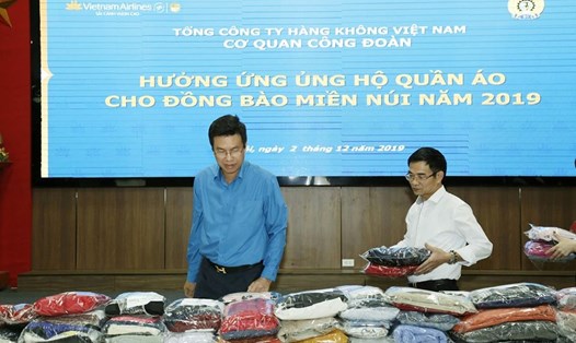 Chủ tịch Công đoàn Tổng công ty Hàng không Việt Nam Tạ Thiên Long (áo xanh) tại Lễ quyên góp. Ảnh: CĐ TCty
