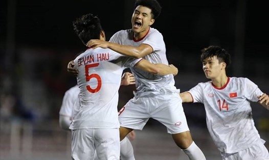 Hà Đức Chinh ghi bàn quyết định trong trận gặp U22 Singapore. Ảnh: D.P
