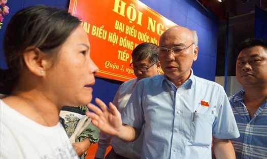 Ông Phan Nguyễn Như Khuê – Trưởng Ban tuyên giáo Thành ủy TP.Hồ Chí Minh trao đổi với cử tri quận 2.  Ảnh: Minh Quân