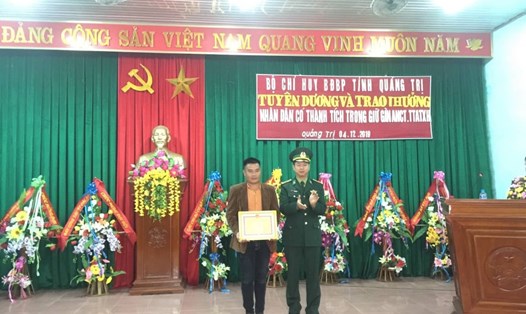 Anh Phan Văn Sáu đã được Bộ đội Biên phòng Quảng Trị tuyên dương, thưởng nóng. Ảnh: BP.