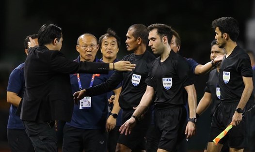 HLV Park Hang-seo phản ứng trọng tài sau hiệp 1 trận gặp U22 Singapore. Ảnh: D.P
