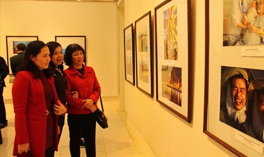 58 tác phẩm được trưng bày tại triển lãm Hải Phòng - khát vọng vươn lên. Ảnh Mai Dung