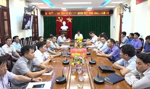 Một hội nghị trực tuyến tại huyện Mường Lát. Ảnh: Tuấn Bình