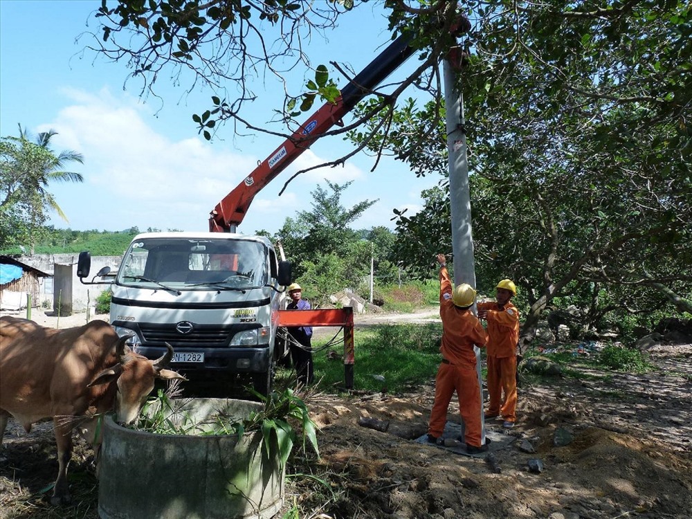 Công nhân Điện lực Khánh Hòa kéo điện lưới về nông thôn. Ảnh: Huy Tôn