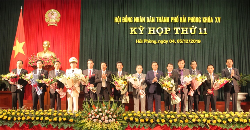 Lãnh đạo HĐND và UBND TP Hải Phòng tặng hoa các nhân sự vào các vị trí mới - Ảnh HT