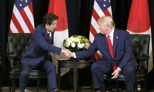 Thủ tướng Nhật Bản Abe Shinzo và Tổng thống Mỹ Donald Trump.             Ảnh: Kyodo