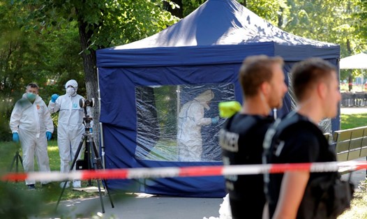Cảnh sát Đức điều tra tại hiện trường một vụ án mạng. Ảnh: Reuters