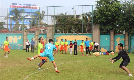 Các cầu thủ tranh tài sôi nổi tại giải bóng đá dành cho CNVCLĐ Tiền Giang. Ảnh: K.Q