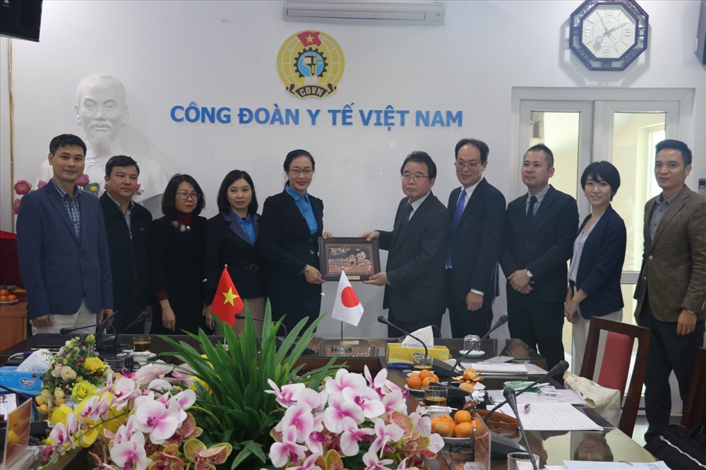 PGS.TS Phạm Thanh Bình, Ủy viên BCH TLĐ, Chủ tịch Công đoàn Y tế Việt Nam
tặng quà cho đoàn đại biểu Zenroren.