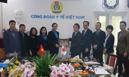 PGS.TS Phạm Thanh Bình, Ủy viên BCH TLĐ, Chủ tịch Công đoàn Y tế Việt Nam
tặng quà cho đoàn đại biểu Zenroren.
