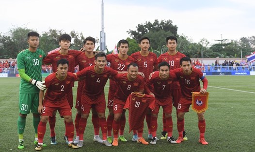 Các cầu thủ U22 Việt Nam chia sẻ với Quang Hải. Ảnh: Hữu Phạm
