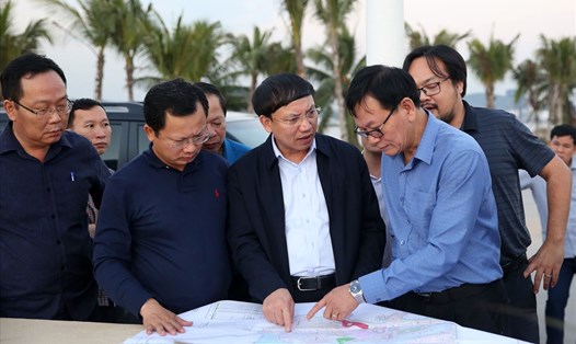 Bí thư tỉnh ủy Nguyễn Xuân Ký (giữa) kiểm tra tình hình quản lý đất đai, trật tự xây dựng tại Hạ Long
