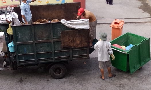 Sở Tài nguyên - Môi trường TPHCM đề xuất giảm 50% học phí cho con của người lao động trực tiếp thu gom rác. Ảnh: Nam Dương