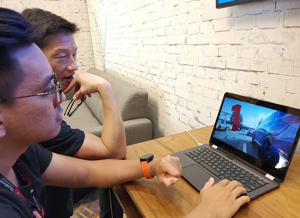 Trải nghiệm laptop sử dụng nền tảng bộ xử lí di động 8c tại Hội nghị công nghệ Snapdragon (ảnh: PK). Trải nghiệm laptop sử dụng nền tảng bộ xử lí di động 8c tại Hội nghị công nghệ Snapdragon (ảnh: PK).