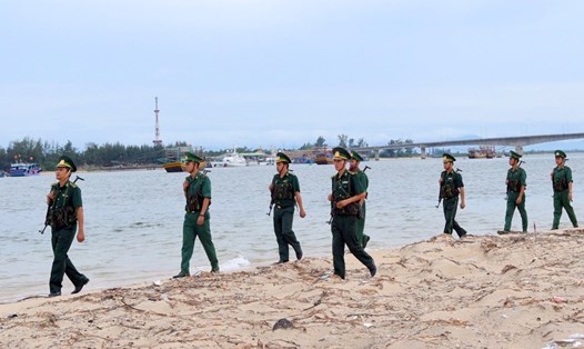 Biên phòng Cửa khẩu Cảng Cửa Việt tuần tra dọc bờ biển. Ảnh: HT.