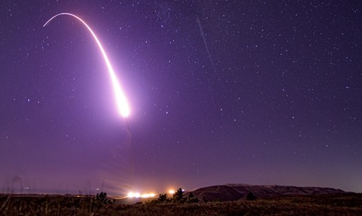 Vụ phóng tên lửa đạn đạo liên lục địa Minuteman III từ căn cứ không quân Vandenberg, California, Mỹ. Ảnh: Global Look Press / US Air Force