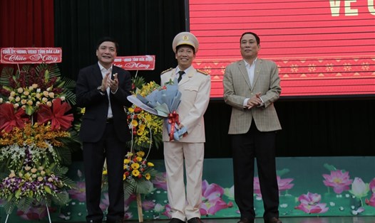 Lãnh đạo Tỉnh ủy Đắk Lắk tặng hoa chúc mừng tân Giám đốc Công an tỉnh Đắk Lắk. Ảnh: HL