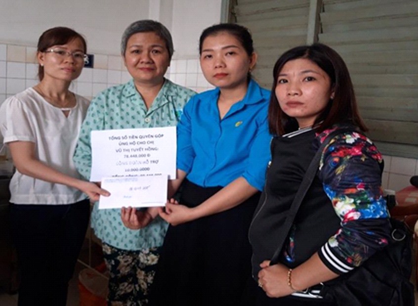 Công đoàn Công ty  trao tiền ủng hộ cho chị Vũ Thị Tuyết Hồng.