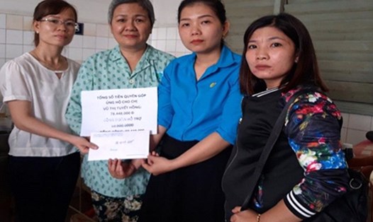 Công đoàn Công ty  trao tiền ủng hộ cho chị Vũ Thị Tuyết Hồng.