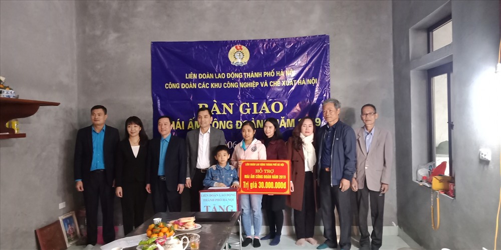 Lãnh đạo LĐLĐ TP.Hà Nội và Công đoàn các Khu công nghiệp - chế xuất Hà Nội trao hỗ trợ cho đoàn viên. Ảnh: Ngọc Ánh