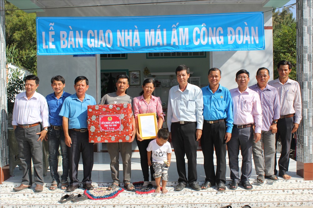 Lễ bàn giao mái ấm công đoàn cho gia đình anh Nguyễn Văn Phúc. Ảnh: TR.L