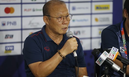 Huấn luyện viên Park Hang-seo tỏ ra bối rối khi Quang Hải dính chấn thương ngoài mong muốn. Ảnh: HOÀI THU
