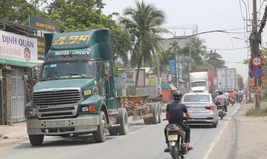 Đường Nguyễn Duy Trinh thường xuyên xảy ra tai nạn giao thông do đường hẹp và mật độ xe container lưu thông lớn.  Ảnh: M.Q