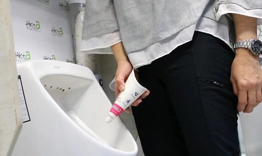 Một nhóm ngành công nghiệp kêu gọi dùng phễu tiểu đứng trong các nhà vệ sinh công cộng nữ ở Hong Kong. Ảnh: South China Morning Post.