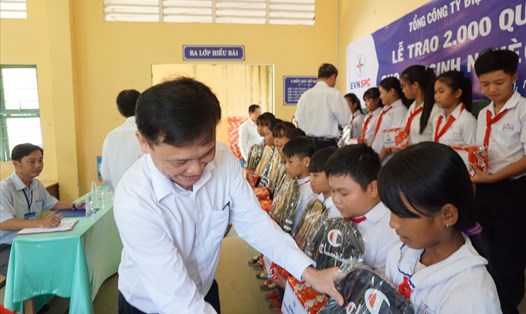 Ông Nguyễn Phước Đức- Tổng Giám đốc EVNSPC tặng quà cho các em học sinh