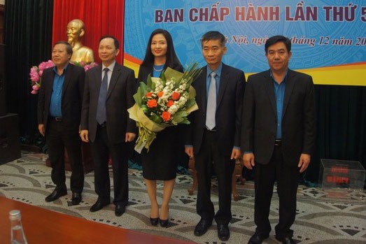 Lãnh đạo Tổng LĐLĐVN và Công đoàn Ngân hàng Việt Nam tặng hoa chúc mừng tân Phó Chủ tịch Công đoàn Ngân hàng Việt Nam Nguyễn Khánh Chi. Ảnh: T.T